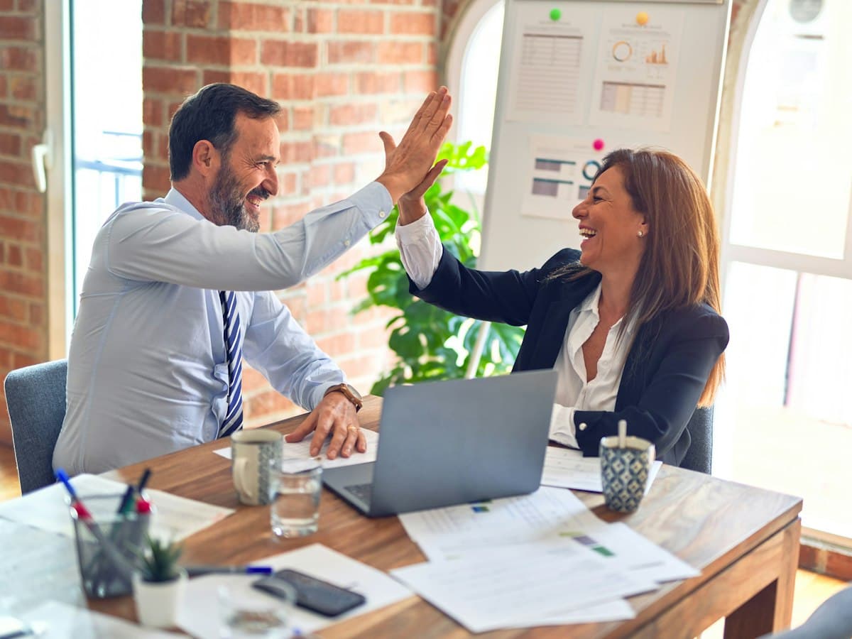 Collaborateurs Unixia lors d'une revue de mission